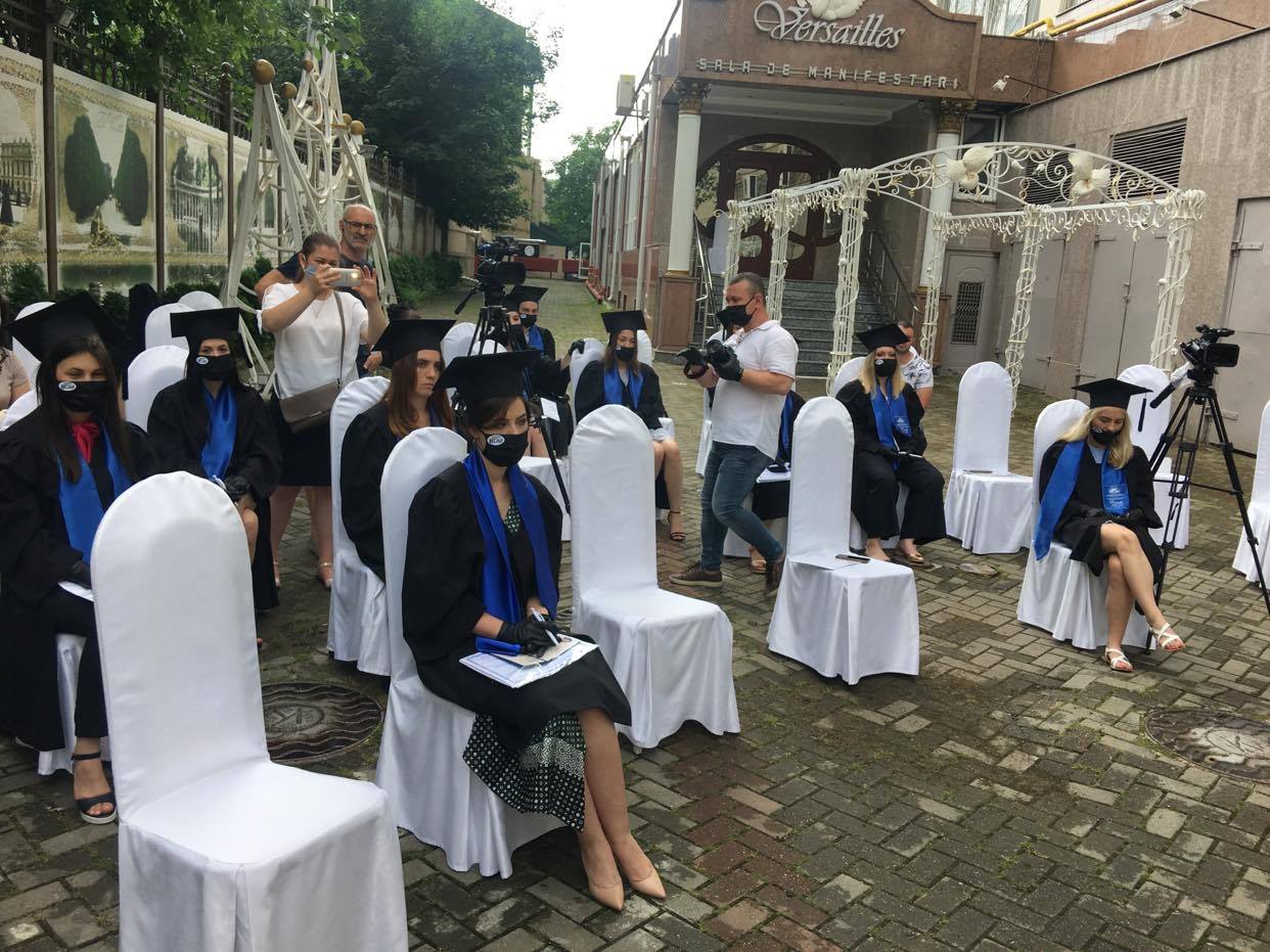 Prima promoție de absolvenți de la Jurnalism, ULIM, semnează Codul deontologic al jurnalistului 